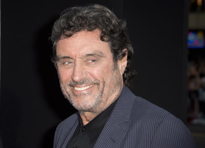 Ian McShane sarà di nuovo al centro di John Wick 2 Ian McShane a un red carpet