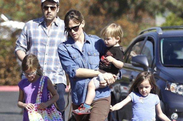 Ben Affleck e Jennifer Garner avvistati in vacanza a Parigi Primo piano di Ben Affleck, Jennifer Garner e i tre figli