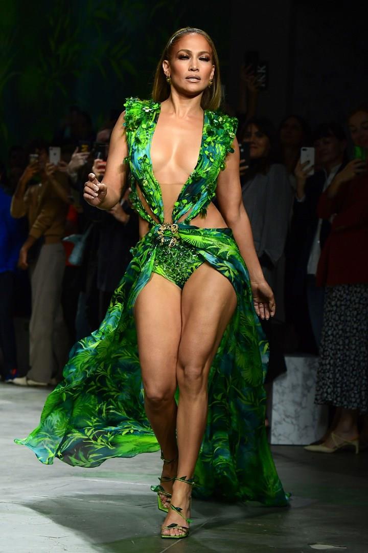 Jennifer Lopez Jennifer Lopez chiude la sfilata Versace