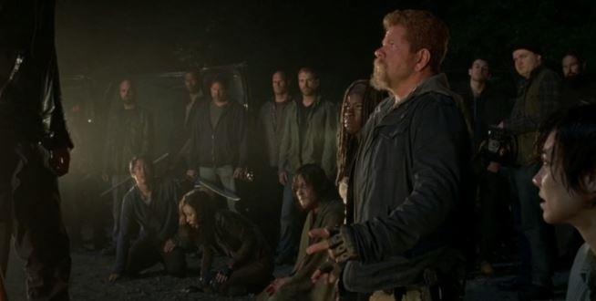 I nuovi episodi di The Walking Dead 7 non saranno meno violenti dei precedenti Abraham in una scena iconica di The Walking Dead 7x01
