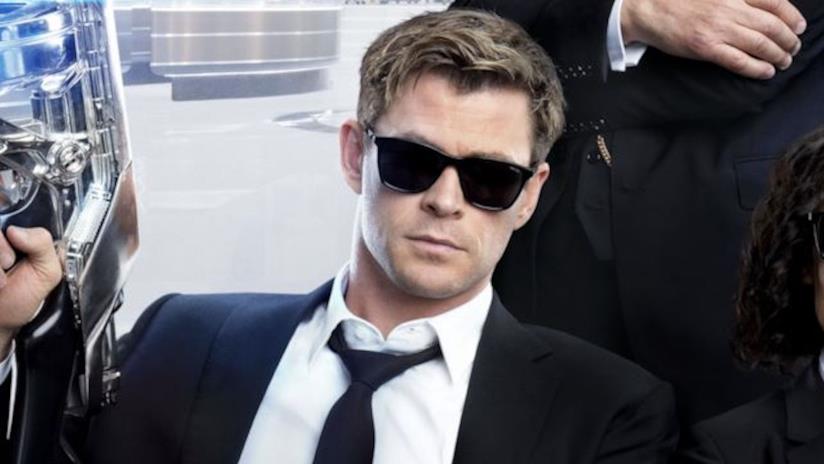 L'attore Chris Hemsworth si prenderà una pausa dal set Un primo piano di Chris Hemsworth nel poster di Men in Black: International