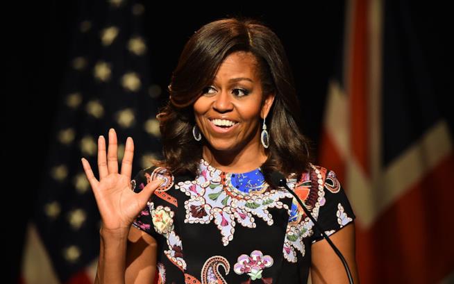 La First Lady Michelle Obama sarà protagonista in NCIS? Una sorridente Michelle Obama durante un'intervista