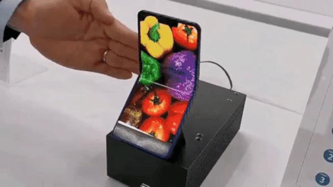 Anche Sharp vuole lanciarsi nel mercato dei pieghevoli e mostra il suo prototipo Il prototipo dello smartphone pieghevole di Sharp in una GIF