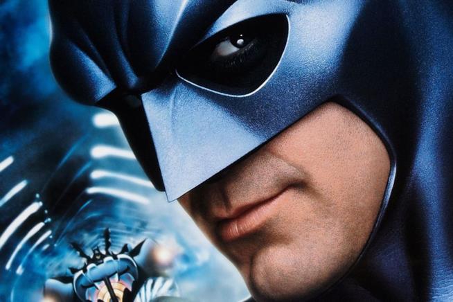Joel Schumacher continua a chiedere scusa per l'ultimo capitolo di Batman & Robin a 20 anni dalla sua uscita Primo piano di George Clooney nei panni di Batman