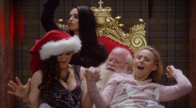 A Bad Moms Christmas Le protagoniste avvinghiate a Babbo Natale in A Bad Moms Christmas