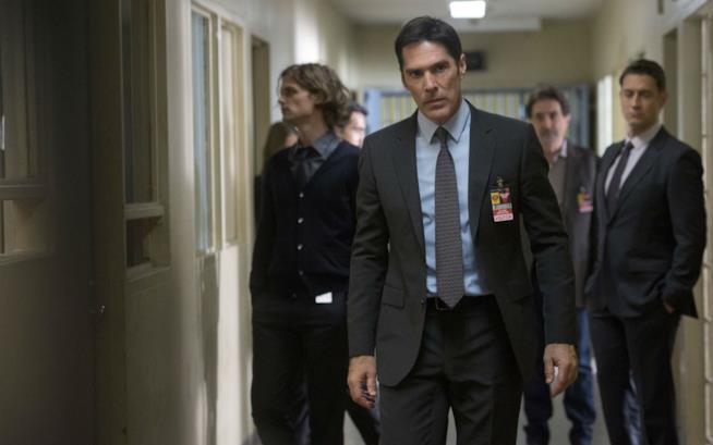 Hotch tornerà mai in Criminal Minds? Risponde la showrunner Aaron Hotchner in azione sul set di Criminal Minds