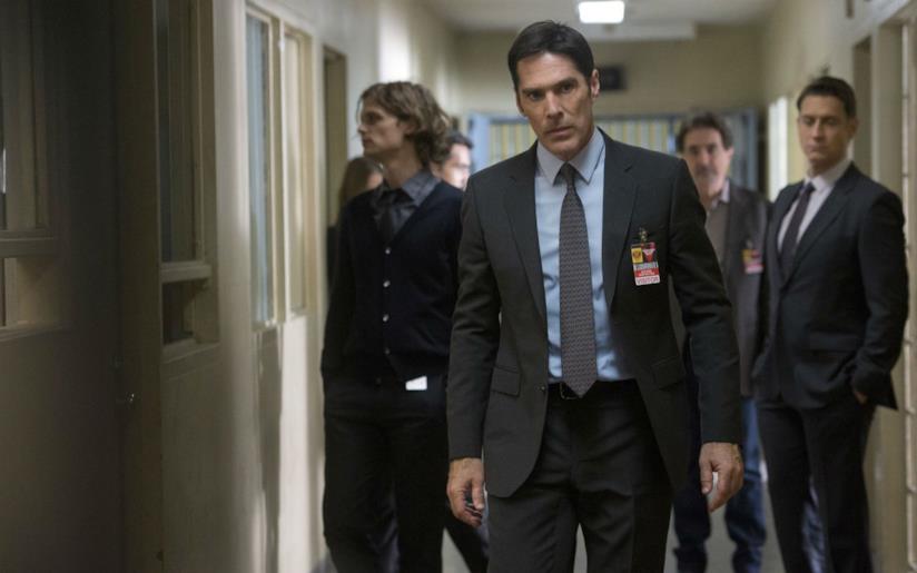 Hotch tornerà mai in Criminal Minds? Risponde la showrunner Aaron Hotchner in azione sul set di Criminal Minds