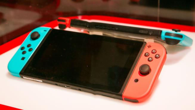 Nintendo Switch, una guida per proteggere lo schermo dai graffi Lo schermo di Nintendo Switch visto da vicino