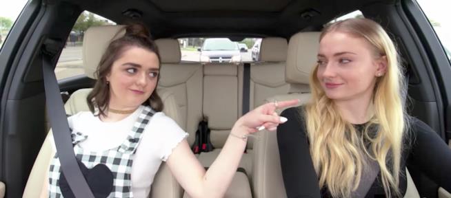 Carpool Karaoke insieme a Maisie Williams e Sophie Turner Le attrici Maisie Williams e Sophie Turner