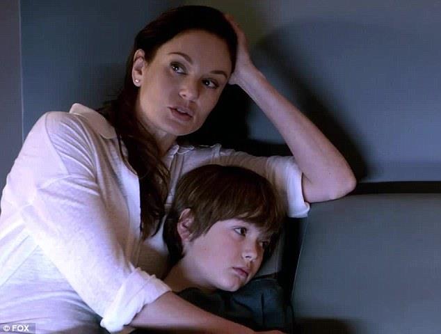 Sarah Wayne Callies nei panni della dottoressa Tancredi con il figlio Sarah Wayne Callies nei panni della dottoressa Tancredi con il figlio in Prison Break