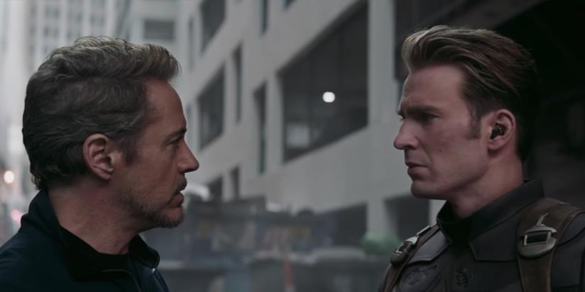 Robert Downey Jr. ha spiegato il suo abbandono e quello di Chris Evans nel MCU Un primo piano di Robert Downey Jr. Chris Evans in una sequenza di Avengers: Endgame