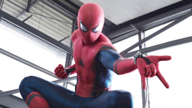 Spider-Man, le novità sul costume Un primo piano di Spider-Man avvolto nel costume