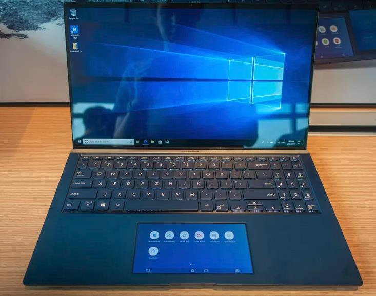 ASUS aggiorna la linea ZenBook con lo ScreenPad 2.0 Asus ZenBook con ScreenPad 2.0 al posto del tradizionale trackpad