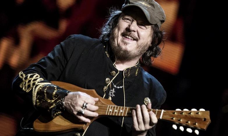 Zucchero Un primo piano di Zucchero che suona la chitarra