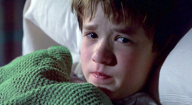 Tutto il cinema di M. Night Shyamalan e i legami fra le trame dei suoi film Una scena de Il sesto senso