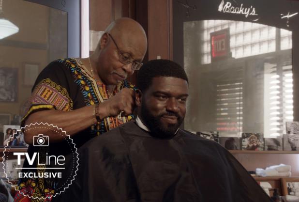 Roger E. Mosley e Stephen Hill nell'episodio 18 della prima stagione di Magnum P.I. Roger E. Mosley e Stephen Hill in una scena dell'episodio 1x18 del reboot di Magnum P.I.