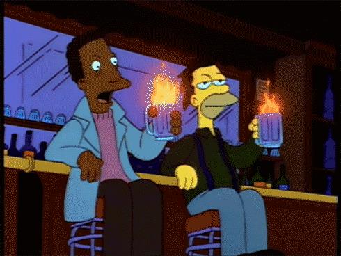Gli inseparabili Lenny e Carl brindano con un Flaming Moe Lenny e Carl de I Simpson bevono un cocktail