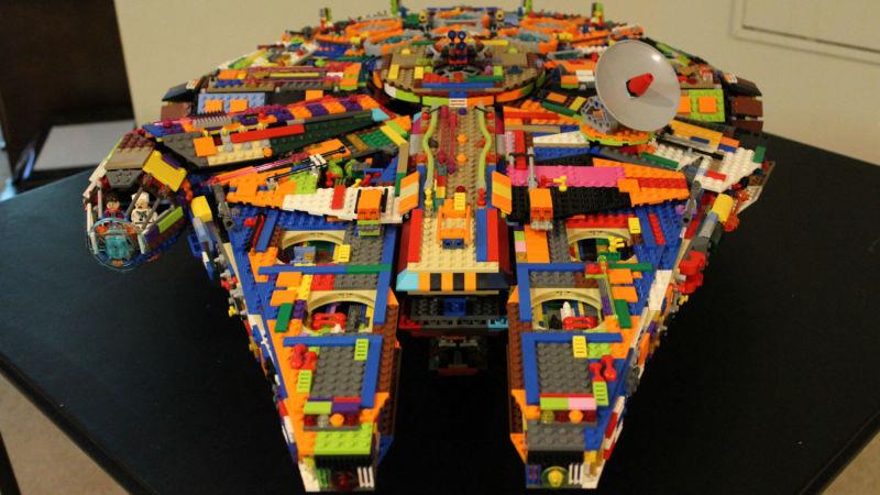 Millennium Falcon colorato di LEGO Dettagli del set LEGO Millennium Falcon colorato