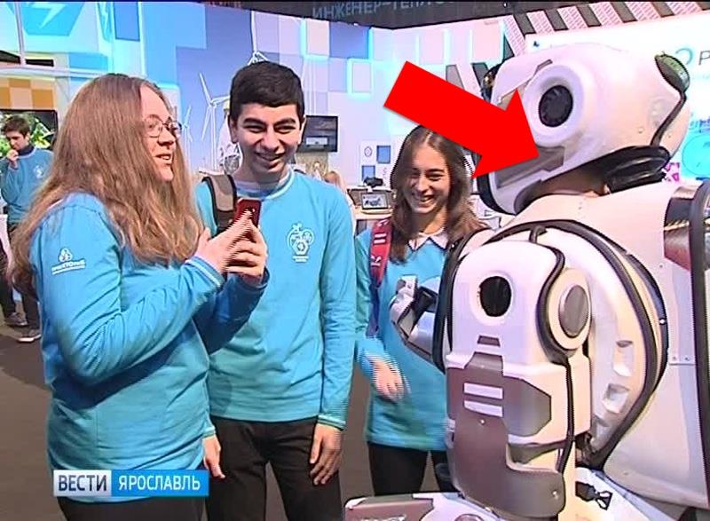 A un esposizione in Russia ha spopolato Boris il robot, che altri non era che un uomo in costume Il finto robot Boris osservato da alcuni studenti incuriositi