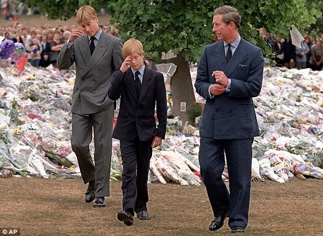 William e Harry al funerale della madre William a 15 anni con Harry e Carlo al funerale di Diana