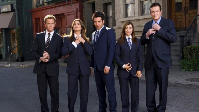 How I Met Your Mother è colma di frasi comiche, malinconiche e romantiche tutte da scoprire In foto Barney, Robin, Ted, Lily e Marshall