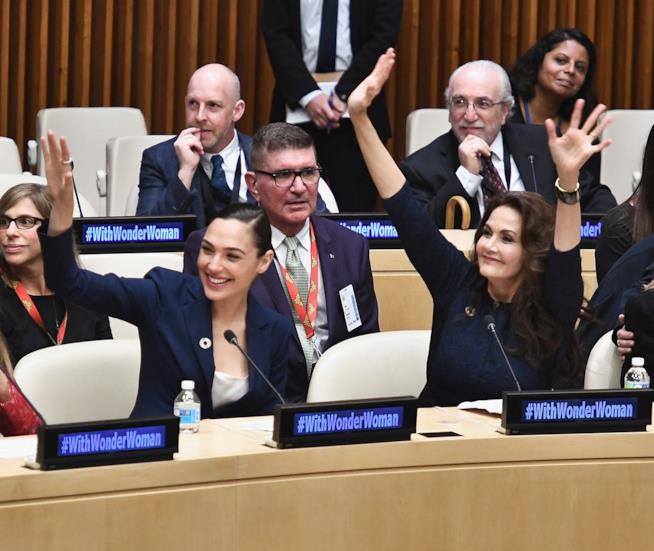 In seguito a una petizione Wonder Woman non è più Ambasciatore delle Nazioni Unite Lynda Carter e Gal Gadot all'ONU