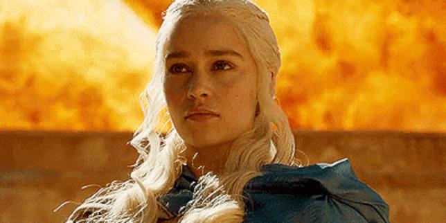 Daenerys Targaryen, la regina di Game of Thrones Daenerys Targaryen con il fuoco dei suoi draghi alle spalle