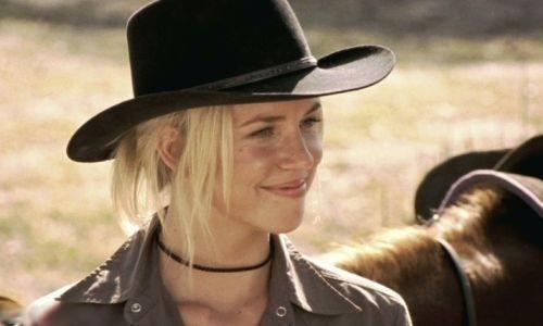Jessica Napier nell'intepretazione di Becky Howard Becky Howard in una scena di Le Sorelle McLeod