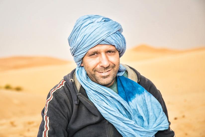 Tolo Tolo: come mai il film si chiama così? E qual è il significato del film? Checco Zalone in una scena nel deserto dal film Tolo Tolo