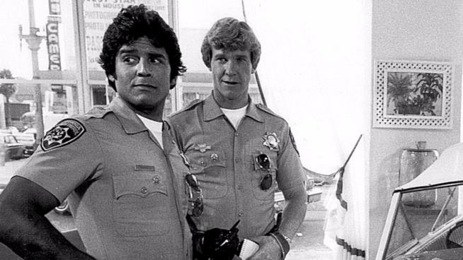 Larry Wilcox e Erik Estrada hanno attaccato il remake cinematografico di CHiPs Larry Wilcox e Erik Estrada in una scena della serie TV CHiPs
