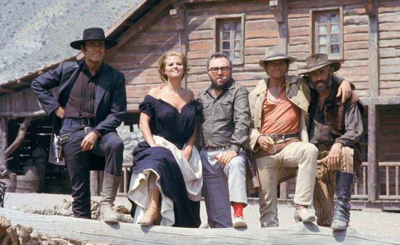 Da C'era una volta il West a Per un pugno di dollari, i film di Sergio Leone Foto di gruppo sul set di C'era una volta il West