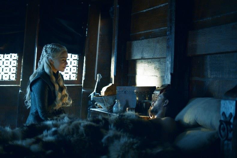 Daenerys e Jon Emilia Clarke e Kit Harington sul set di Game of Thrones