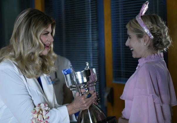 Un momento dell'episodio 2x06 di Scream Queens L'infermiera Hoffel dà una coppa a Chanel Oberlin