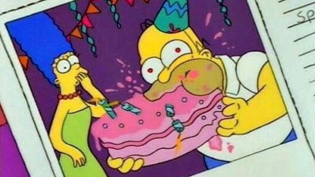 Homer Simpson compie 60 anni: buon compleanno! Homer Simpson si strafoga di torta