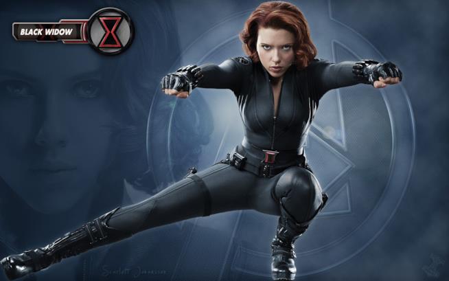 Scarlett Johansson combatterà di nuovo nei panni di Vedova Nera Scarlett Johansson accovacciata nei panni di Vedova Nera, in posizione da combattimento
