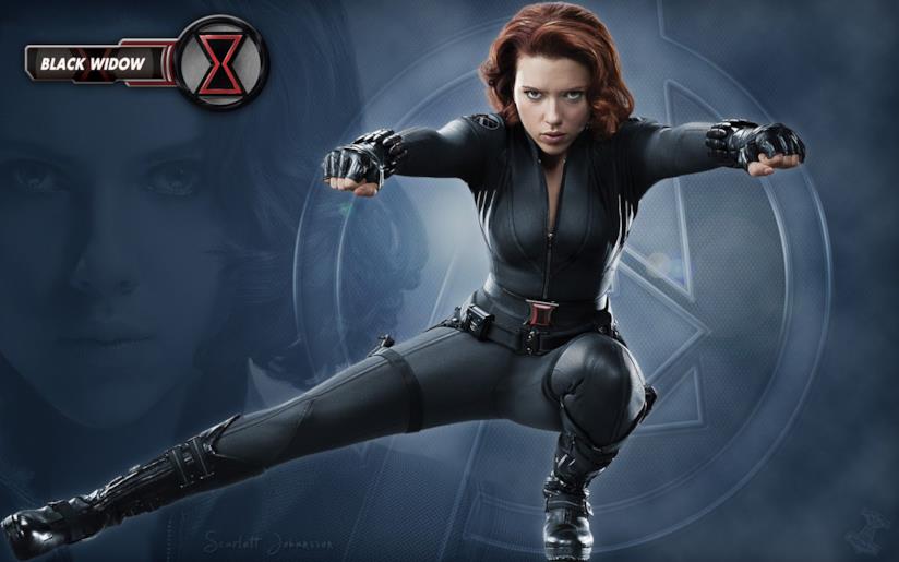Scarlett Johansson combatterà di nuovo nei panni di Vedova Nera Scarlett Johansson accovacciata nei panni di Vedova Nera, in posizione da combattimento