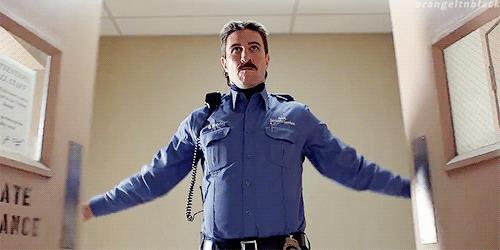 Pablo Schreiber nel ruolo dell'agente Mendez Schreiber in una scena di Orange is the New Black