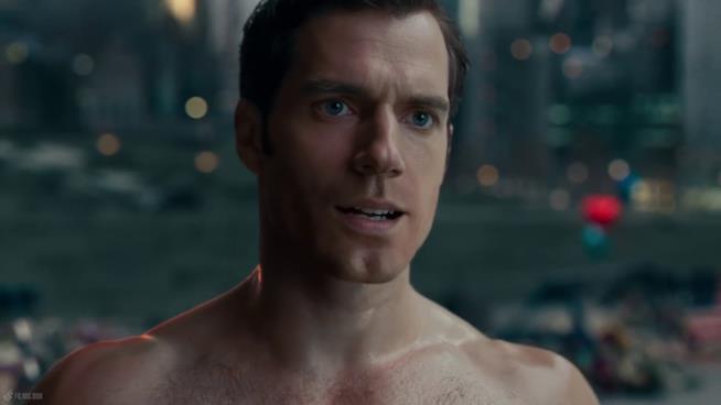 Superman coi baffi in Justice League: spunta un'immagine dai reshoot Un primo piano di Henry Cavill in Justice League