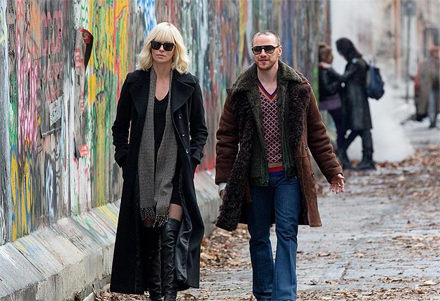 Charlize Theron e James McAvoy Una scena del film