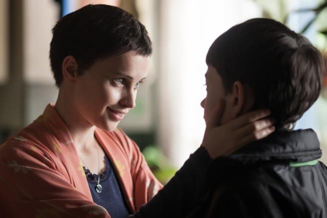 Nuove immagini da Sette Minuti Dopo la Mezzanotte Felicity Jones e Lewis MacDougall in Sette Minuti Dopo la Mezzanotte