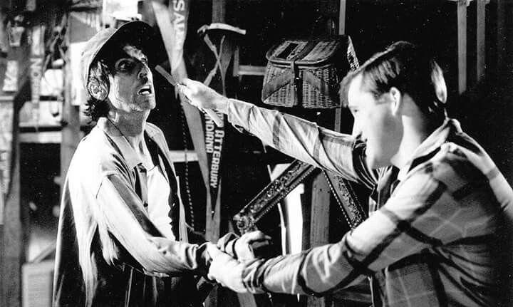 Un giovane Freddy Krueger aggredisce il padre Alice Cooper interpreta il padre di Freddy Krueger