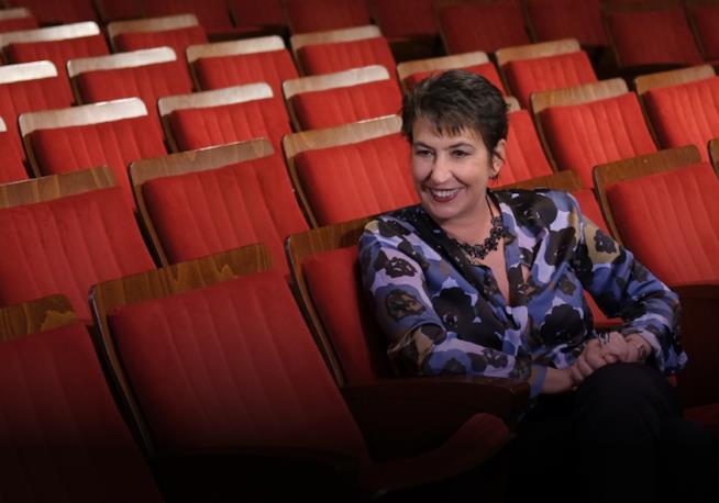 Serena Dandini è uno dei volti di "E' questione di merito", progetto FoxLife e The Circle Serena Dandini per #Questionedimerito ci parla di donne e humor