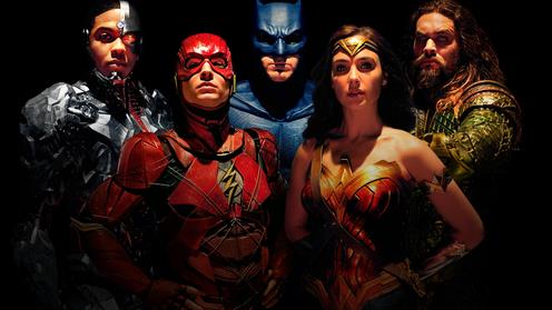 I film Warner/DC in arrivo nei prossimi anni La Justice League in posa, su un terreno brullo e fumoso, con il sole alle spalle
