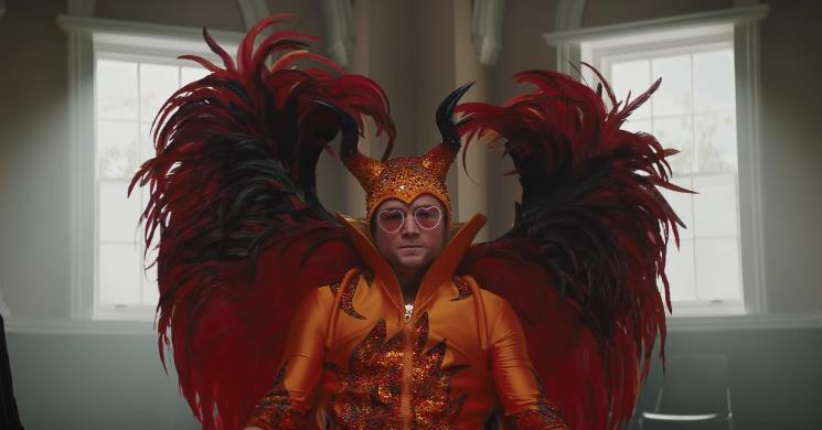 Taron Egerton in un'immagine dal trailer ufficiale di Rocketman Rocketman: un'immagine di Taron Egerton nel trailer ufficiale