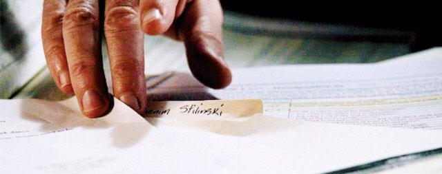 Il nome di Stiles su un compito in classe La mano dello Sceriffo Stilinski sul nome di Stiles
