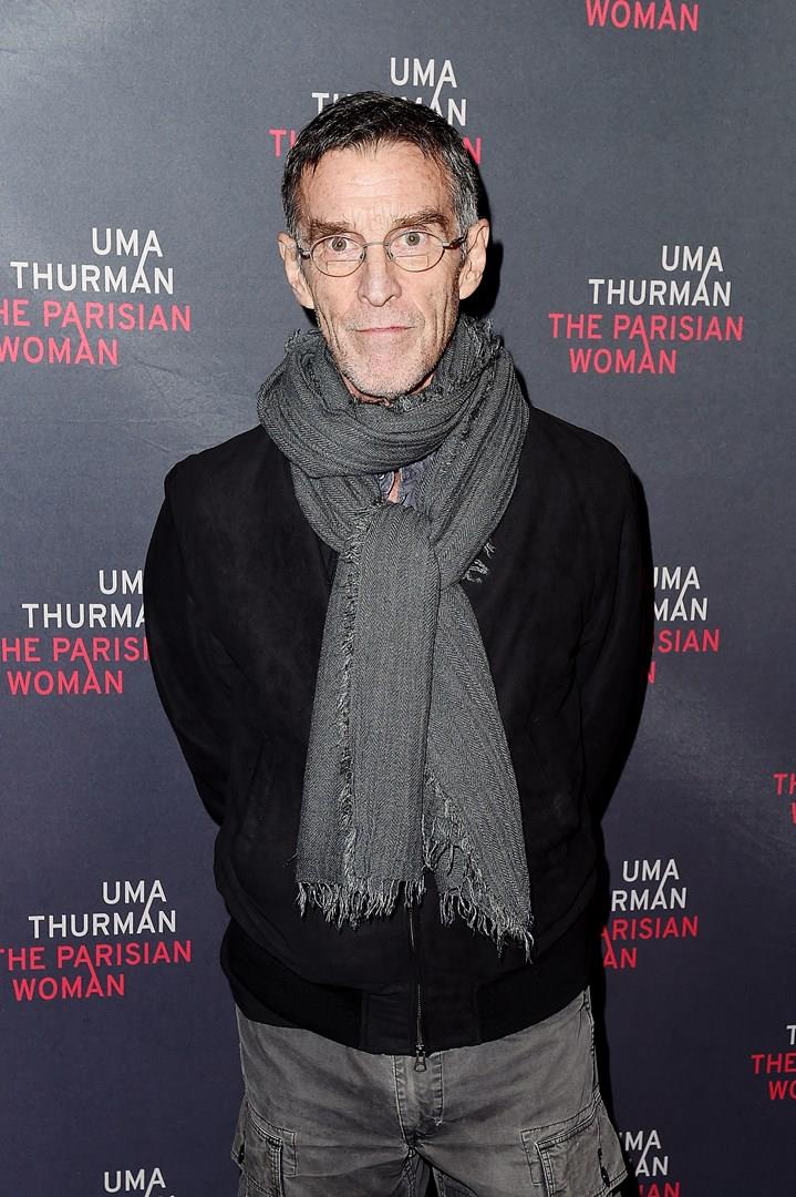 John Glover John Glover vestito casual con le mani dietro la schiena