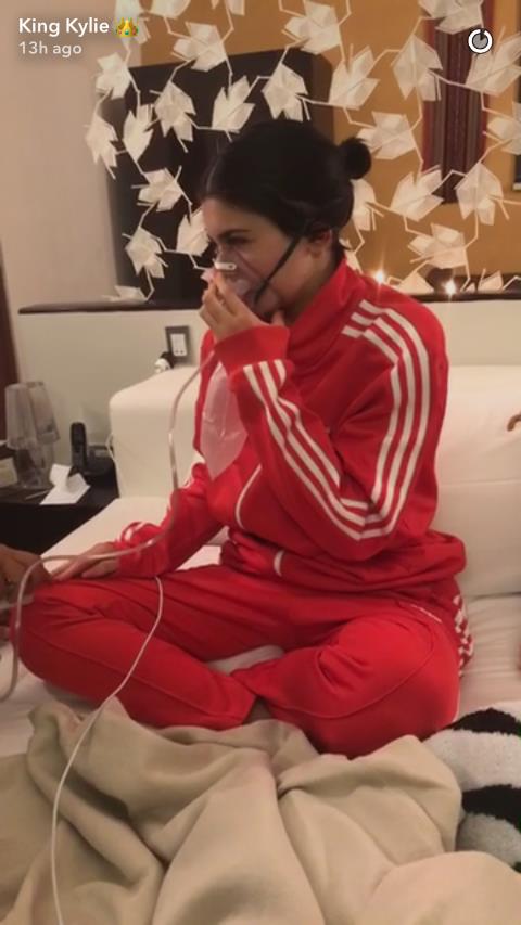 Kylie Jenner spettacolarizza un malore su Snapchat Kylie Jenner con la maschera per l'ossigeno