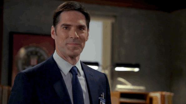 Hotch e suo figlio Jack in visita al suo ufficio con la scuola