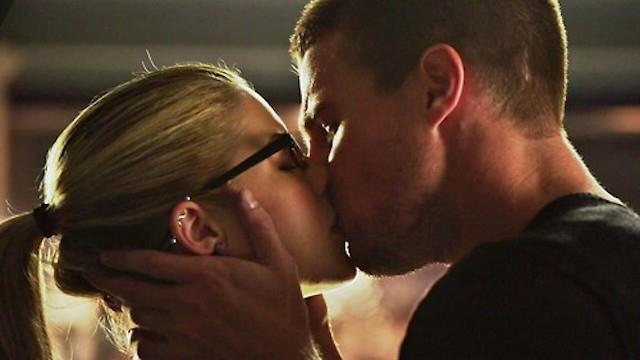 Il bacio di Arrow Romantico bacio tra Oliver e Felicity