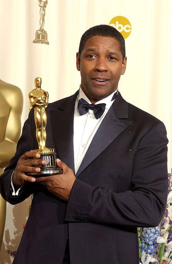 Denzel Washington vince l'Oscar Denzel Washington stringe in mano la propria statuetta
